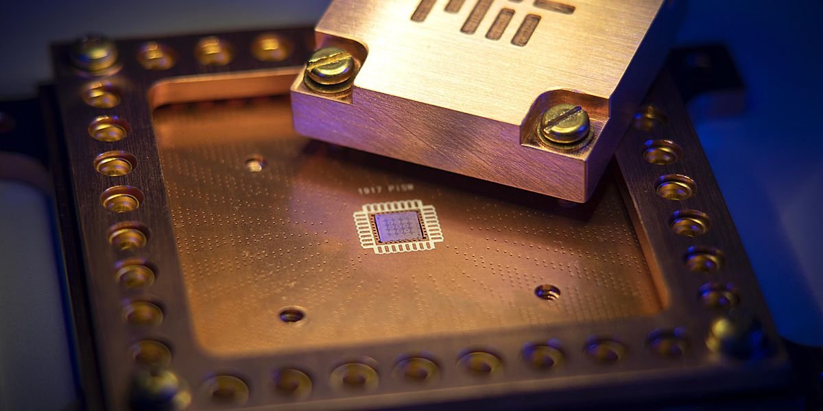 Atomically Thin Materials Significantly Shrink Qubits Atomically Thin Materials Significantly Shrink Qubits