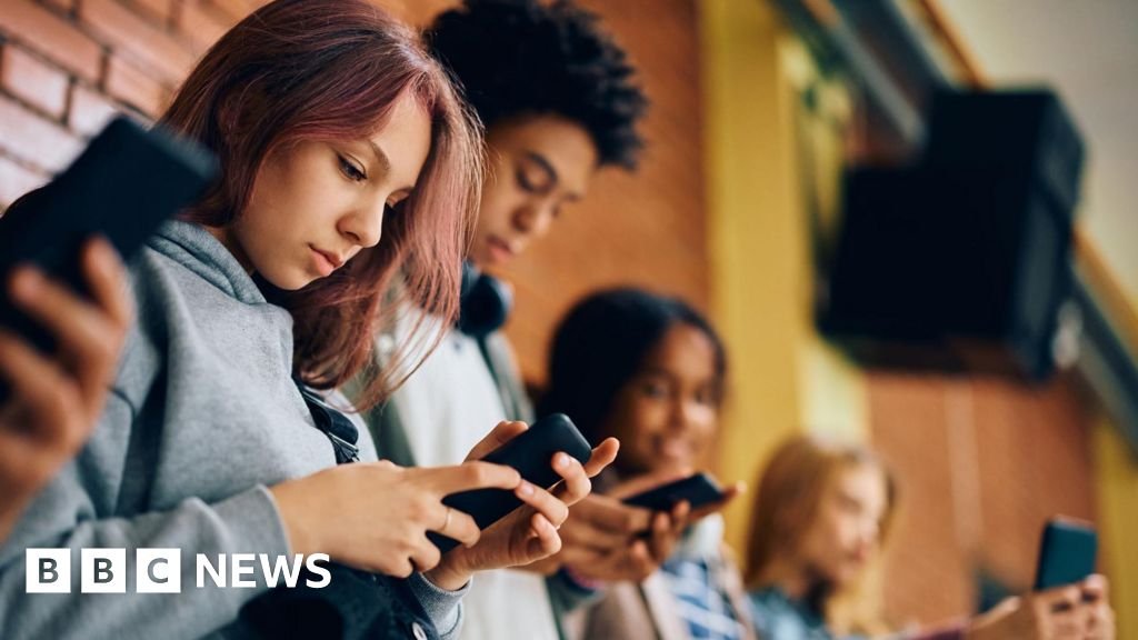 Phone bans in schools don’t help grades or health, study suggests Phone bans in schools don’t help grades or health, study suggests